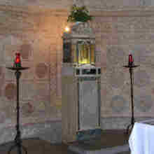 La colonna che sostiene il tabernacolo, con avanzi marmorei di transenne corali del secolo VIII